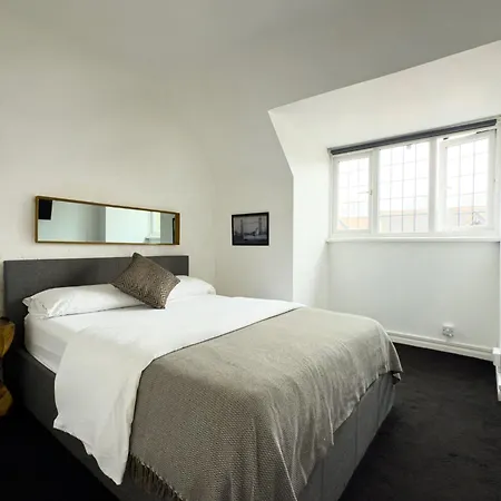 One-Bedroom Flat In Cheam Village